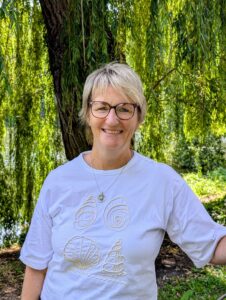 Cornelia Paul im Park lachend